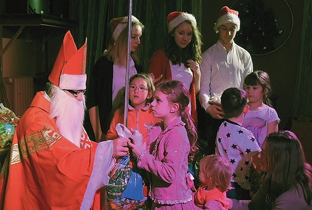 Uczniowie szkół KTK z najmłodszymi podczas świątecznego spotkania w Bielsku-Białej.
