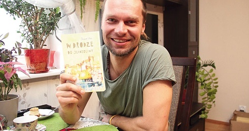 Dominik Włoch prezentuje swoją najnowszą książkę  „W drodze do Jerozolimy”.