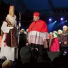 ▲	Kardynał spotkał się pod choinką ze św. Mikołajem.