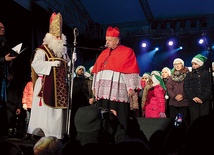 ▲	Kardynał spotkał się pod choinką ze św. Mikołajem.