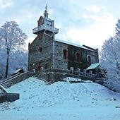 Szczyt Ślęży w zimowej szacie zachęca do spędzenia ostatniego dnia roku kalendarzowego właśnie tam. 