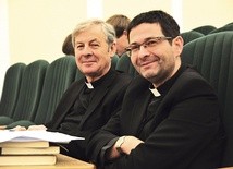▲	Od lewej teologowie: ks. prof. K. Góźdź i ks. prof. K. Kaucha podczas konferencji  na KUL.