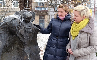 Violetta Tomczyk (z lewej) i Elżbieta Stolarczyk przy figurze Maryi Matki Życia, stojącej przed kurią diecezji radomskiej.