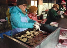 Atrakcją wigilijnego spotkania były pierogi, za którymi ustawił się długi ogonek chętnych do posmakowania.