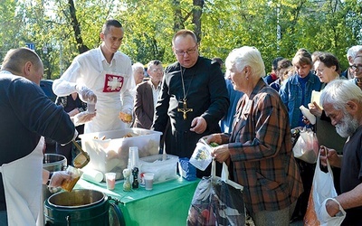 Wydawanie posiłków na ulicach Kijowa.