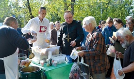 Wydawanie posiłków na ulicach Kijowa.