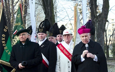 	Biskup gliwicki Jan Kopiec przemawiał przed krzyżem pamięci internowanych. Po lewej ks. Stanisław Puchała. 