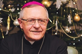 ◄	– Boże Narodzenie to rodzący się Bóg, przychodzący do mnie w Eucharystii – mówi bp Edward Dajczak.