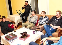 ▲	Nie zabrakło też rozmów i grania w planszówki.