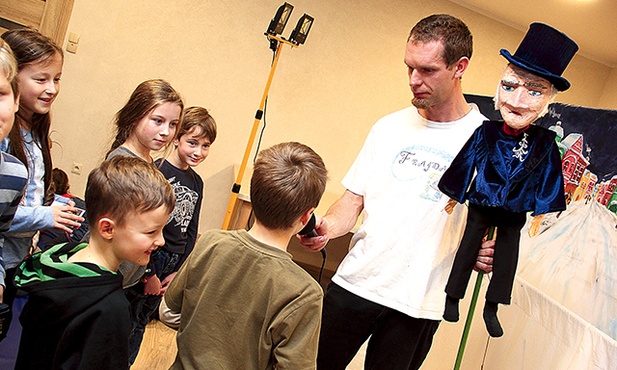 Maciej Szreder zdradza małym widzom tajniki teatralnych trików.