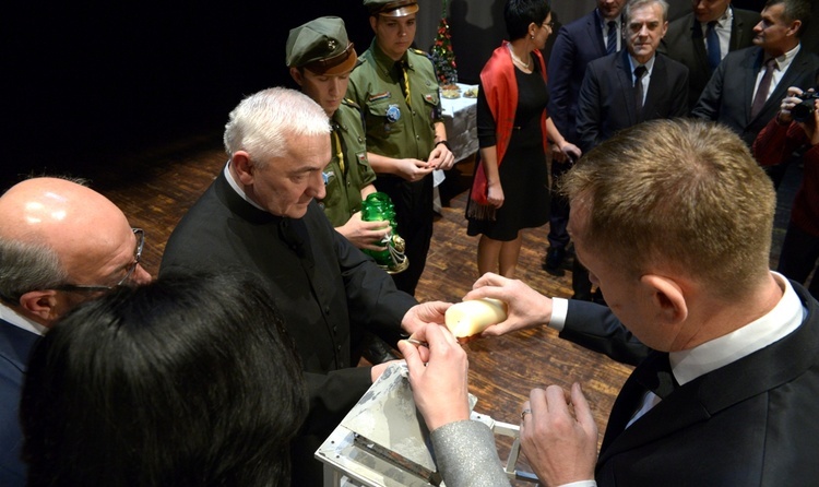 Betlejemskie Światło Pokoju od harcerzy przejęli ks. Jan Serszyński i Robert Telus