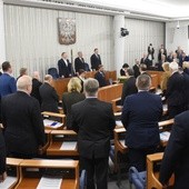 Senat przyjął bez poprawek tzw. ustawę dezubekizacyjną