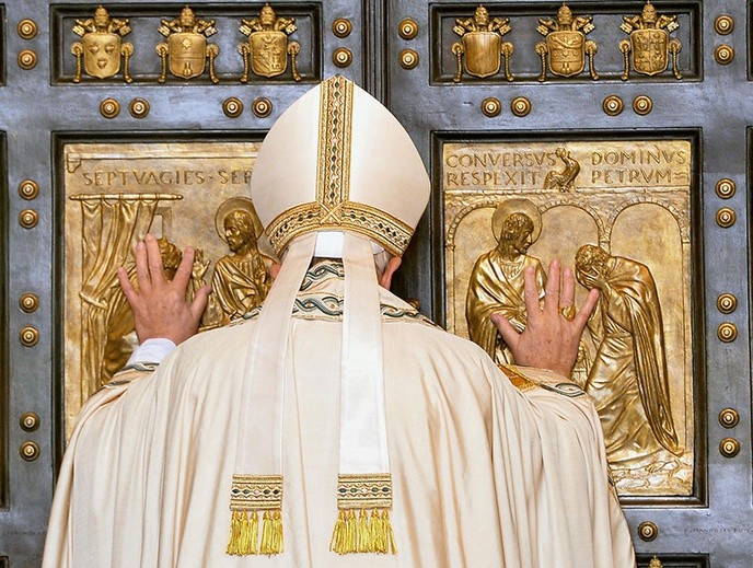 Papież otwiera drzwi święte w bazylice św. Piotra na rozpoczęcie Nadzwyczajnego Jubileuszu Miłosierdzia.