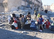 Głodujący mieszkańcy Aleppo czekają na konwój humanitarny.