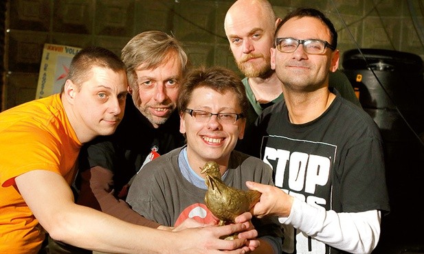 Grupa Na Górze ze Złotym Gołębiem – przechodnią statuetką ONZ. Zespół tworzą (od lewej): Krzysztof Nowicki (instrumenty klawiszowe), Wojciech Retz (gitara akustyczna), Robert Wasiak  (perkusja), Jacek Wiczyński (gitara basowa), Adam Kwiatkowski (śpiew).