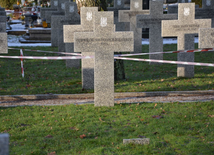 Na cmentarzu wojennym są pochowani także cywile, którzy zginęli podczas bombardowania Lublina 