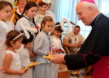 Biskup wręczył dzieciom słodkie upominki w podziękowaniu za występ