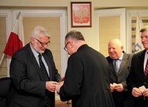 Minister Witold Waszczykowski dzieli się opłatkiem
