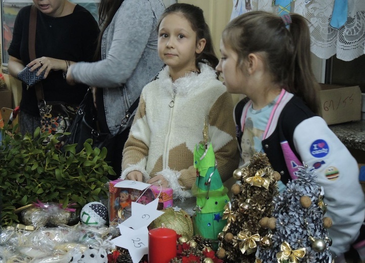 Jasełka i świąteczny kiermasz w bielskiej SP 1