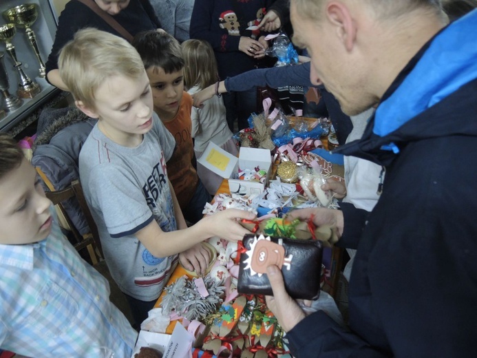 Jasełka i świąteczny kiermasz w bielskiej SP 1