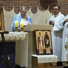 Ikony Matki Bożej i patronów Szkoły Ewangelizacji towarzyszyly wspólnotowemu nabożeństwu