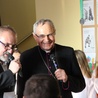 Bp Antoni Długosz z Arturem Janiakiem podczas świątecznecznego spotkania w szkole