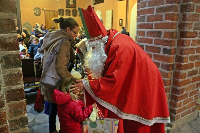 Święty rozdaje prezenty