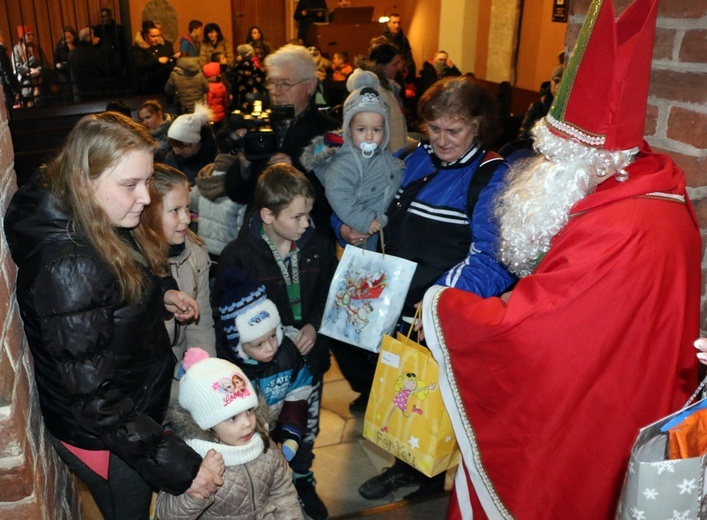 Święty rozdaje prezenty