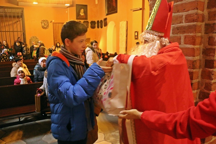 Święty rozdaje prezenty