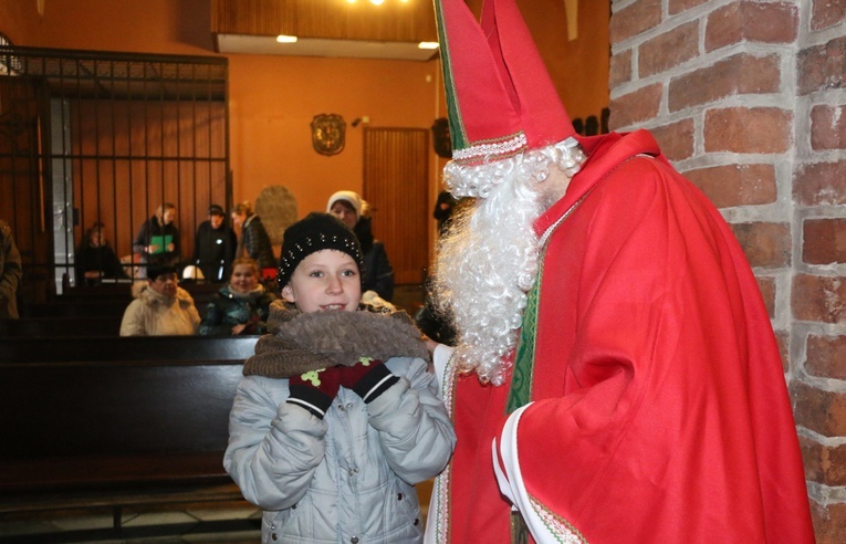 Święty rozdaje prezenty