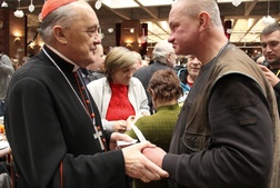 Kardynał dzielił się opłatkiem z gośćmi wigilii