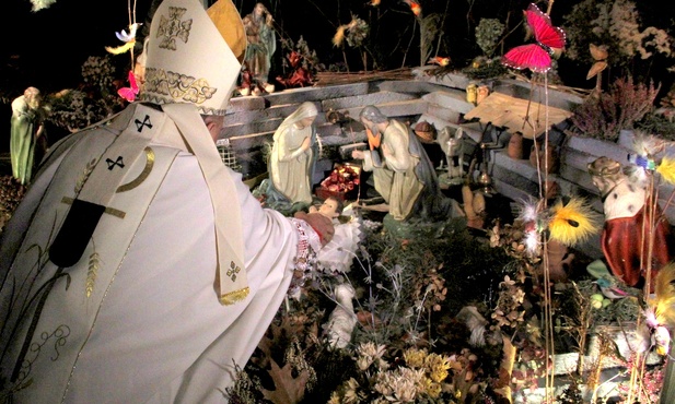 Uroczyste złożenie figury Dzieciątka w żłóbku symbolizowało narodzenie Jezusa