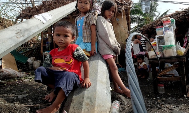 Tysiące ewakuowanych po przejściu tajfunu na Filipinach