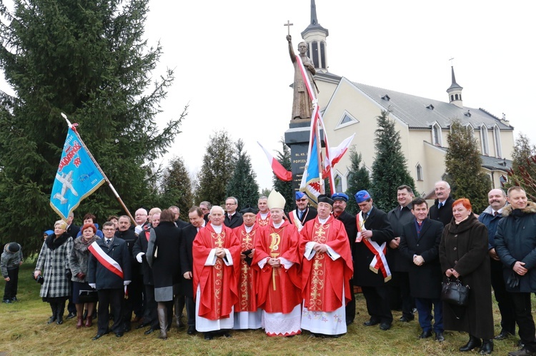 Pomnik ks. Popiełuszki w Mielcu