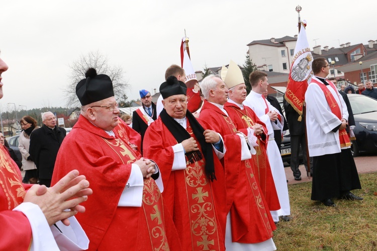 Pomnik ks. Popiełuszki w Mielcu