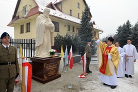 Ks. Jerzy Jurkiewicz błogosławi pomnik św. Brata Alberta w Librantowej