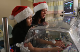 Pielęgniarki śpiewają malutkiej Anyi "Have Yourself a Merry Little Christmas" 