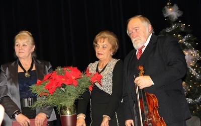 Wiesława Lolo (w środku) oraz sympatycy uniwersytetu Zofia Falkiewicz i Krzysztof Iwańczuk 