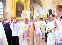 Pierwsze błogosławieństwo bp. Leszka Leszkiewicza po otrzymaniu sakry biskupiej