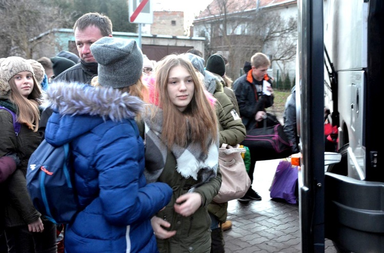 Młodzież tuż przed wejściem do autobusu