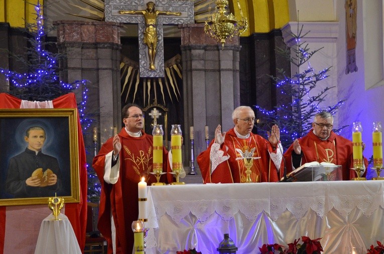 Obok ołtarza ustawiono portret i relikwie bł. ks. Bolesława Strzeleckiego