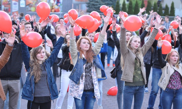 Taniec z balonami w Dębicy na 100 dni przed ŚDM2016