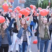 Taniec z balonami w Dębicy na 100 dni przed ŚDM2016