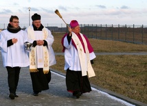 Bp Henryk Tomasik święci nową nekropolię w Opocznie