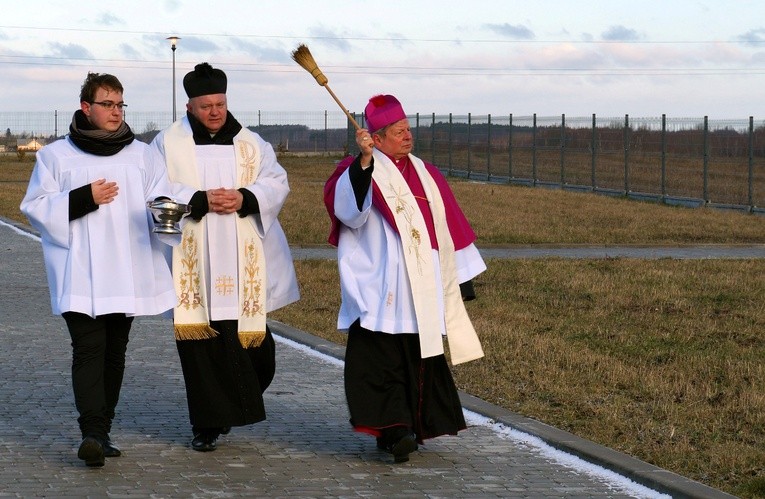 Bp Henryk Tomasik święci nową nekropolię w Opocznie