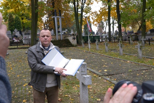 (Październik) Odnalezione zostały dokumenty, które pozwolą zidentyfikować groby żołnierzy z września 1939 r. na cmentarzu w Radomiu przy ul. Limanowskiego