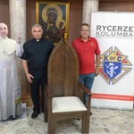 (Sierpień) W radomskim kościele pw. MB Częstochowskiej (os. Kaptur) stanął fotel papieża Franciszka przywieziony z Krakowa po ŚDM 