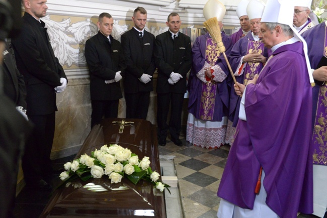 (Lipiec) Uroczystości pogrzebowe abp. Zygmunta Zimowskiego 