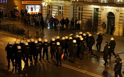 Policja: 28 zatrzymanych po zamieszkach w Ełku
