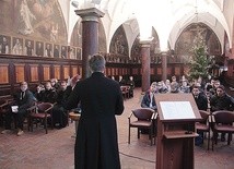 Jak podkreślają prowadzący zajęcia klerycy, każdy z wykładów wymaga od nich starannego przygotowania.